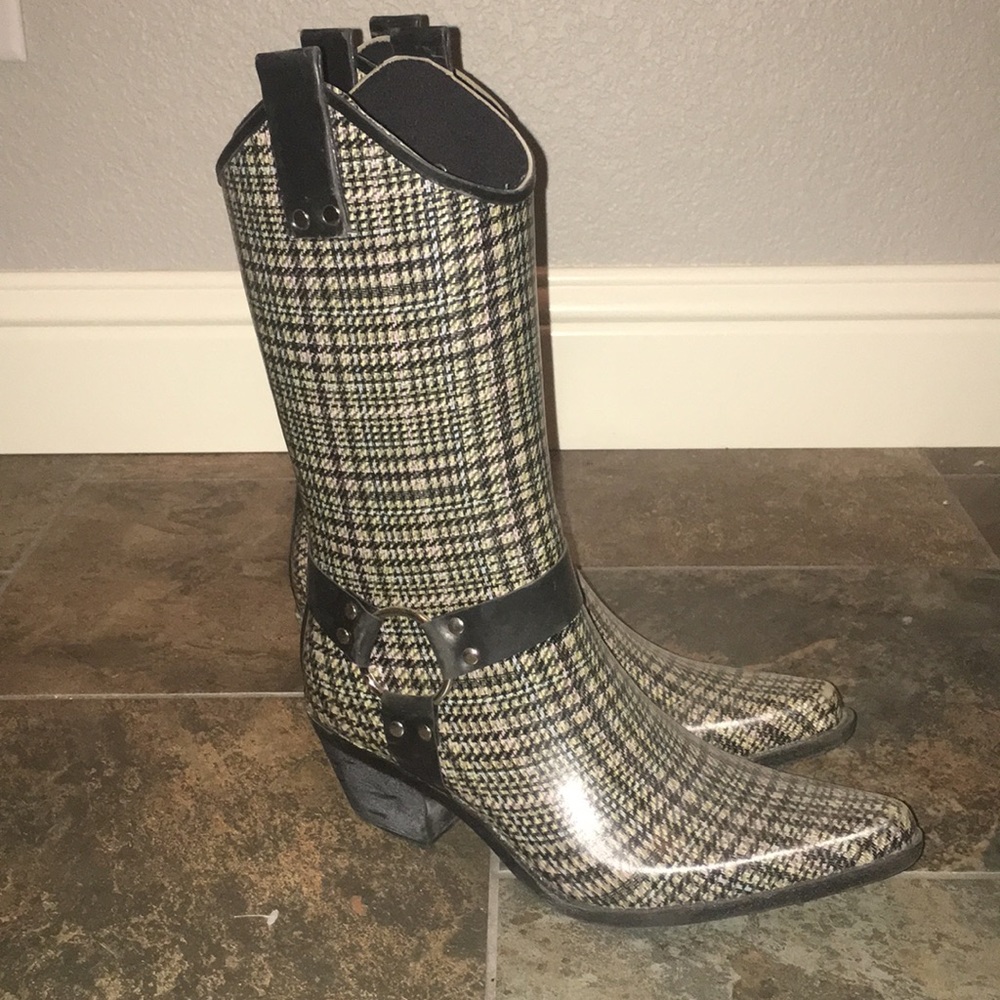 Rubber boots, cowgirl style